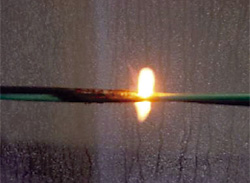 【写真】DVのアーク放電（発火）状況｜激しいアーク放電が発生し、最終的には断線に至る